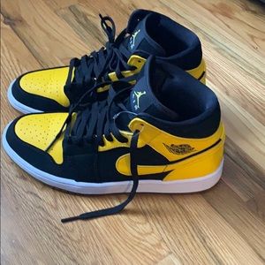 Jordan 1 mid “New love” sz 8.5 worn